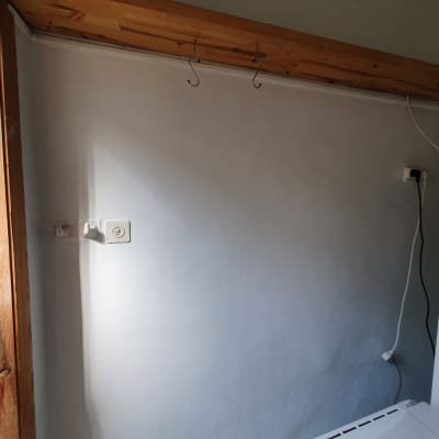 קיר צבוע בלבן עם שקע חשמל