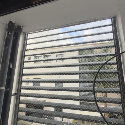 רשת למניעת כניסת יונים על חלון