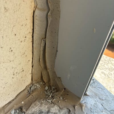 איטום פינה עם חומר איטום על קיר ורצפה