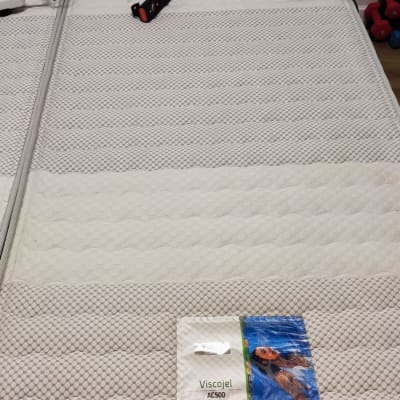 מזרן עם תווית Viscojel AC500 על פני השטח