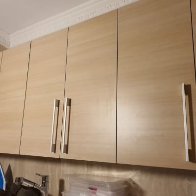 ארונות מטבח מעץ עם ידיות מתכת