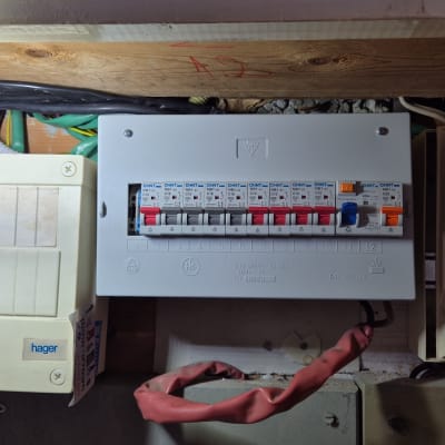 לוח חשמל עם מפסקים וחוטים חשמליים