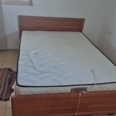 מיטה עם מזרן בחדר שינה עם חלון