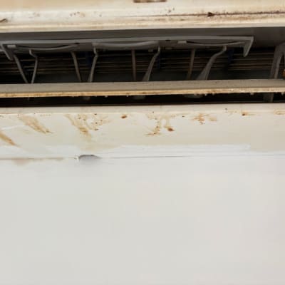 יחידת מיזוג אוויר מלוכלכת עם סימני חלודה