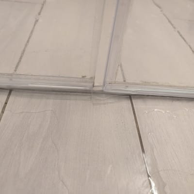 תמונה של רצפת מקלחת עם מים ודלת זכוכית