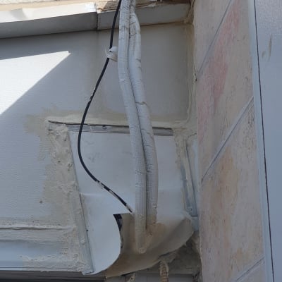 עבודת איטום ותיקון חיצוני על קיר בניין