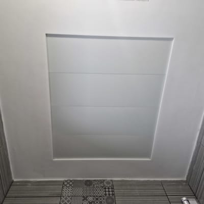 קיר גבס עם עיצוב אריחים