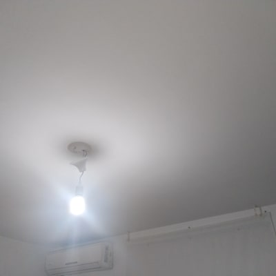 מנורה תלויה מהתקרה עם חוט חשמל חשוף