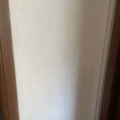 קיר לבן עם מסגרת עץ בצד