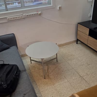 סלון עם שולחן קטן וספה אפורה