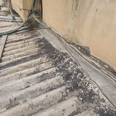 גג עם איטום ותשתיות חשמל וצנרת