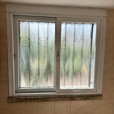 חלון זכוכית מט עם סורגי מתכת