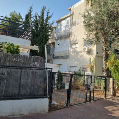 גדר מתכת שחורה עם שער חיצוני סגור