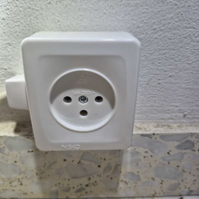 שקע חשמל מותקן על קיר לבן