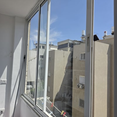 חלון זכוכית עם נוף לבניינים