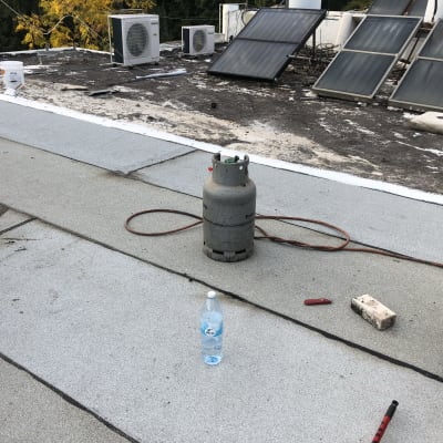 מיכל גז וצינור על גג לאיטום