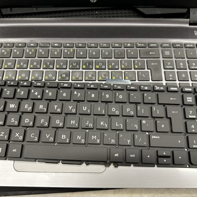 מקלדת מחשב נייד עם מקשים כפולים באנגלית ורוסית