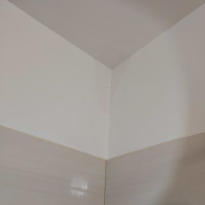 פינה של קיר עם סימני רטיבות