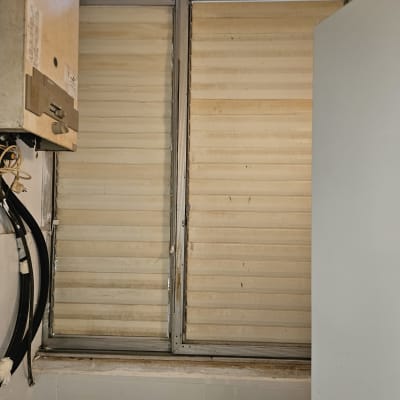 תריסים ישנים וחלון במצב תחזוקה ירוד