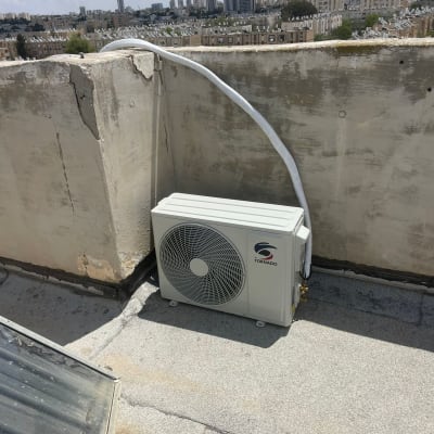 יחידת מיזוג אוויר על גג עם צינור מחובר