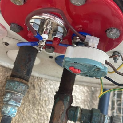 חלקים תחתונים של דוד שמש עם חיבורים וצינורות