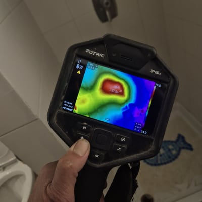 מד חום תרמי מציג אזור חם במקלחת