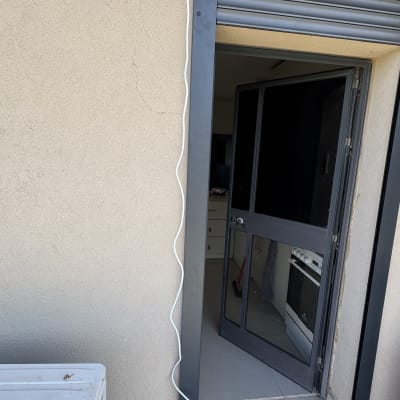התקנת תריס חשמלי חיצוני ודלת רשת אלומיניום בפתח יציאה