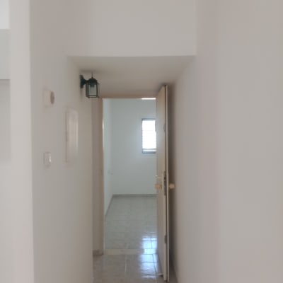 מסדרון עם קירות צבועים ודלת פתוחה