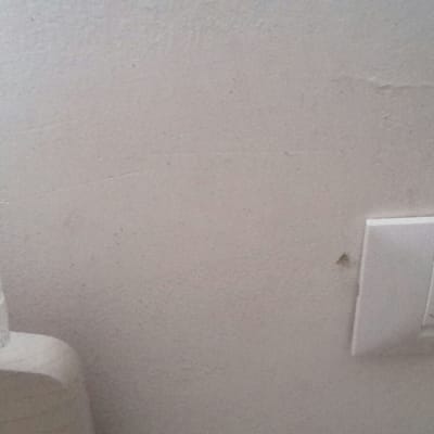 מתג תריסים חשמלי על קיר לבן