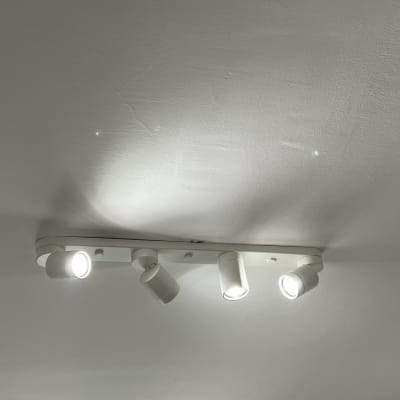 תאורת תקרה עם שלושה פנסים מתכווננים