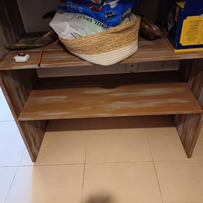 מדף עץ עם סרט מדידה ועיפרון