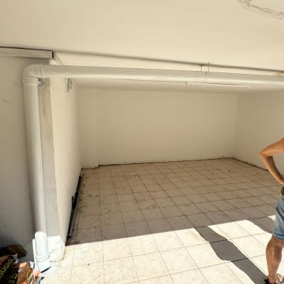 צינור לבן על תקרה לבנה בחדר ריק