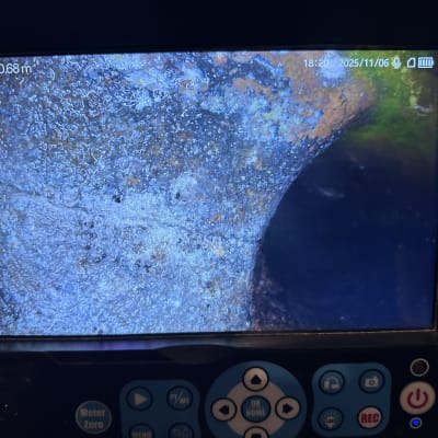 צילום מסך של צינור עם חלודה ובדיקה פנימית