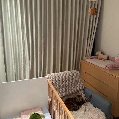 וילון ארוך בצבע בהיר תלוי בחדר ילדים