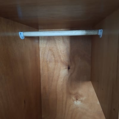 מוט תלייה בתוך ארון עץ