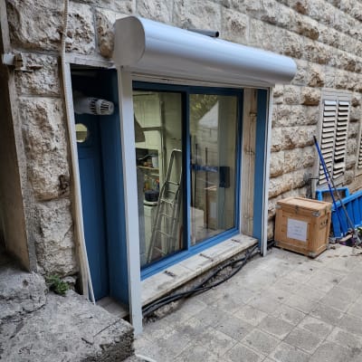 תריס אלומיניום מעל חלון זכוכית גדול