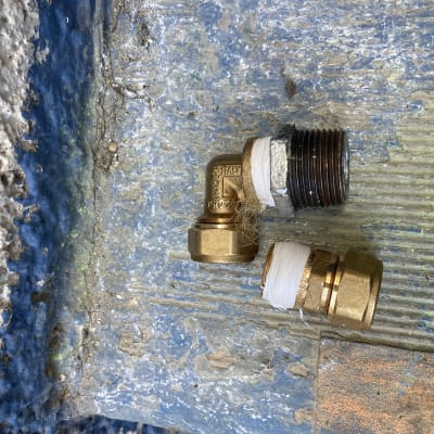 חלקי צנרת מתכתיים עם סרט איטום לבן