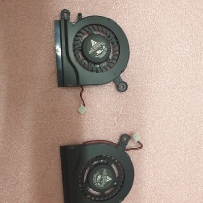 שני מאווררי מחשב שחורים על רקע ורוד