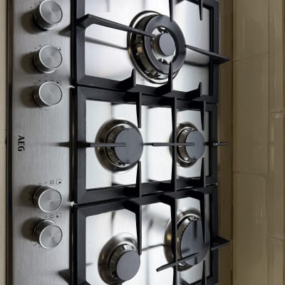 כיריים גז עם ארבעה מבערים וכפתורי שליטה