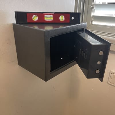 כספת פתוחה עם פלס על הקיר