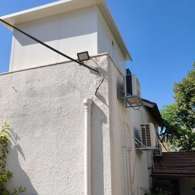 בניין עם סדק בקיר ומזגן חיצוני