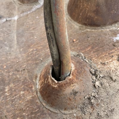 צינור חלוד יוצא מגג עם לכלוך מסביב