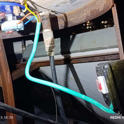 חיבורים חשמליים ומיכל מתכת בתחום חימום מים