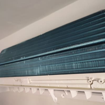 יחידת מיזוג אוויר מותקנת על קיר פנימי