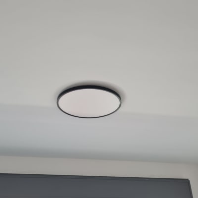 מנורת תקרה עגולה מותקנת על תקרה לבנה