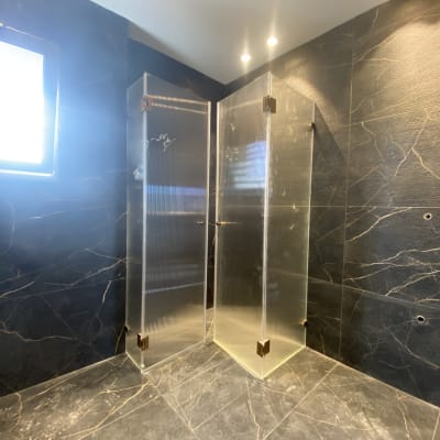 מקלחון זכוכית עם דלתות שקופות בחדר אמבטיה מודרני