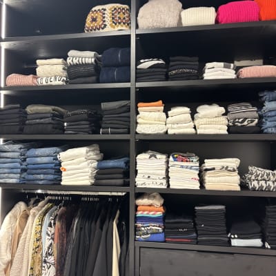 ארון בגדים מאורגן עם בגדים מקופלים ותלויים