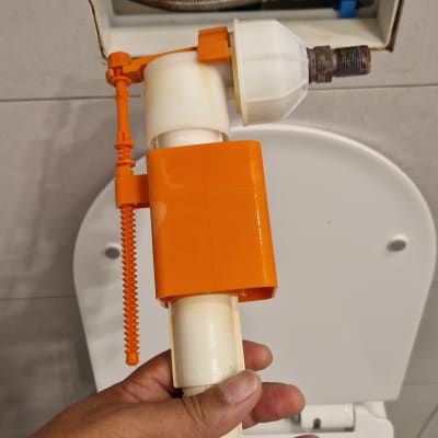 תיקון ניאגרה בשירותים עם חלקי צנרת