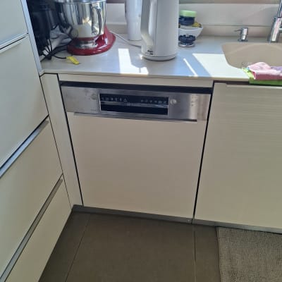 מטבח עם מכשירי חשמל כמו מיקסר ומדיח כלים.