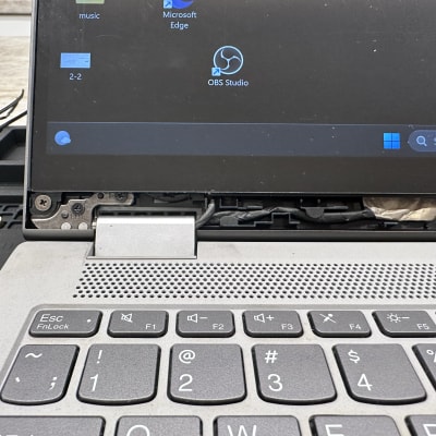 מחשב נייד עם מסך פתוח, תצוגת שולחן עבודה